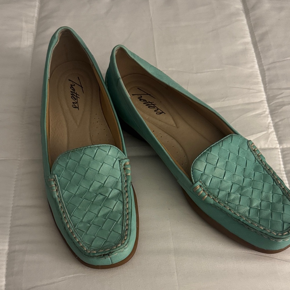Trotters Women's Aqua Woven Flats